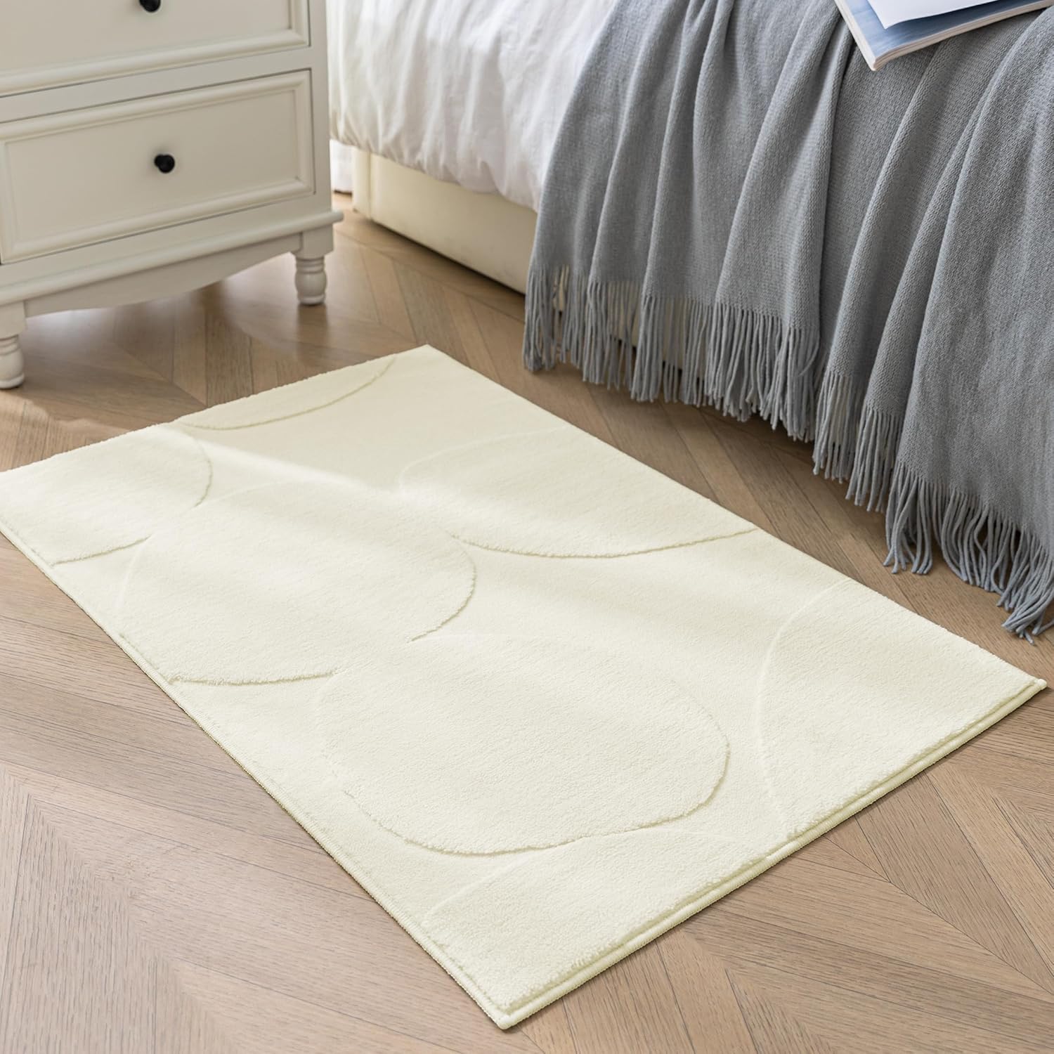 Amazon Basics Indoor Area Rugs, Soft-Touch Washable Home Decor Carpet for Living Room Bedroom, 3' L × 2' W, Curve Beige